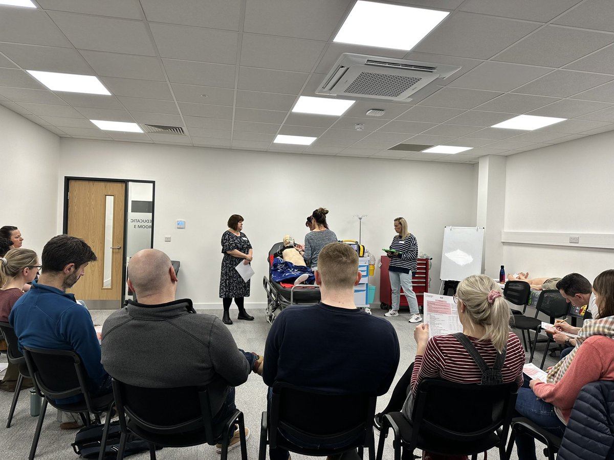 Kicking off day 2 of our @_ALSG_ & @ResusCouncilUK Generic Instructor Course with our final faculty demonstration on Simulation Assessment. Great to be running another course as we train the next generation of APLS, EPALS, ALS & MIMMS instructors!
