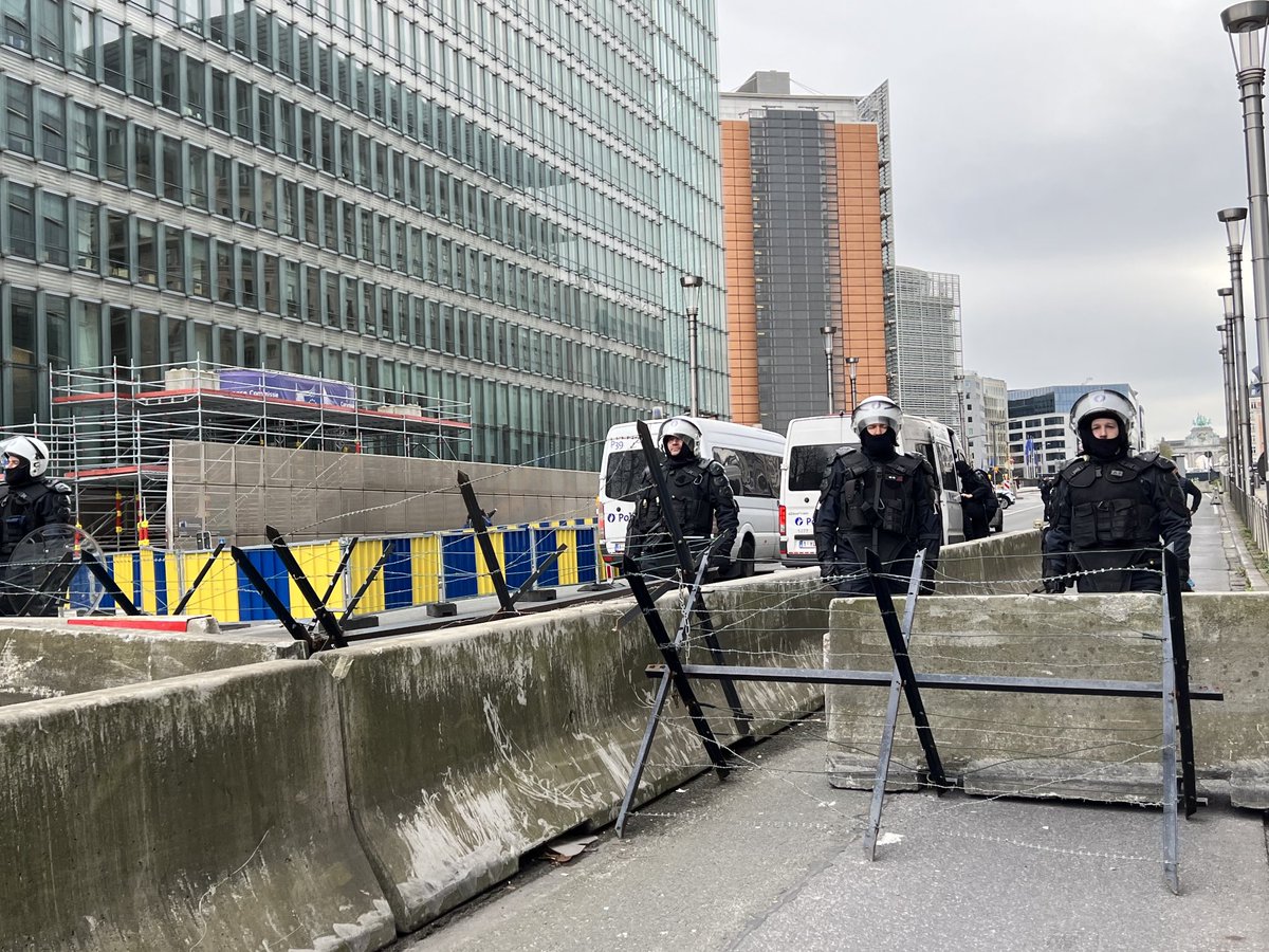Politie is vastbesloten boeren niet zo dicht op de Europese Commissie en de 27 EU- Landbouwministers te laten komen als een maand geleden #Brussel