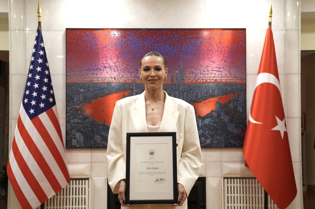 FBvoleybol's tweet photo. Kaptanımız Eda Erdem, Amerika Birleşik Devletleri Büyükelçiliği tarafından “Uluslararası Cesur Kadınlar Ödülü”ne resmi aday gösterildi ve ABD Başkonsolosluğu rezidansında onuruna düzenlenen resepsiyona katıldı.

Haberin tamamı için link 👇
🔗 https://t.co/zDizd2TXGW https://t.co/0LmdysDla2
