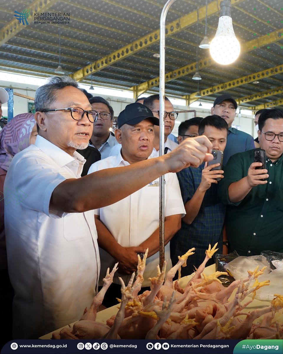 2. 'Di Pasar Sehat Soreang, beras turun rata-rata di atas Rp1.000/kg. Cabai murah sekali Rp30.000--40.000/kg, sayur-sayuran hampir semua turun, telur sudah mulai turun menjadi Rp26.400/kg, dan harga ayam kemarin Rp42.000/kg, hari ini sudah Rp40.000/kg,' ungkap Mendag @ZUL_Hasan.