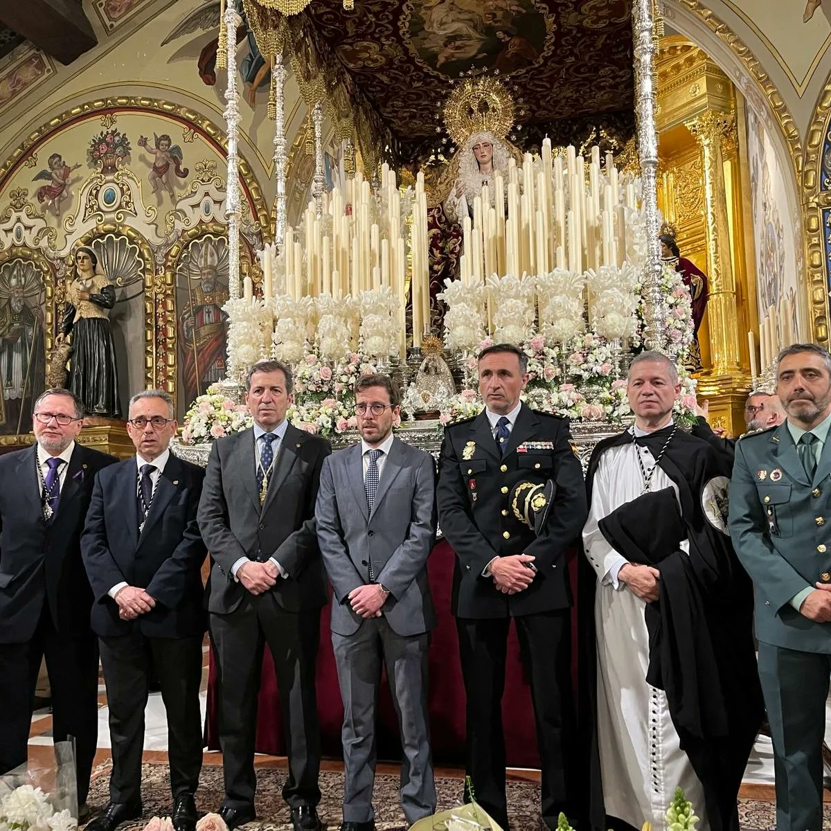 Ayer realizamos una ofrenda a la @hdadstagenoveva por la vinculación que tiene con esta Subdelegación. Nos acompañó @policia que este año celebra su 200 aniversario y @guardiacivil que ha sufrido las importantes pérdidas de 2 compañeros en nuestra provincia.