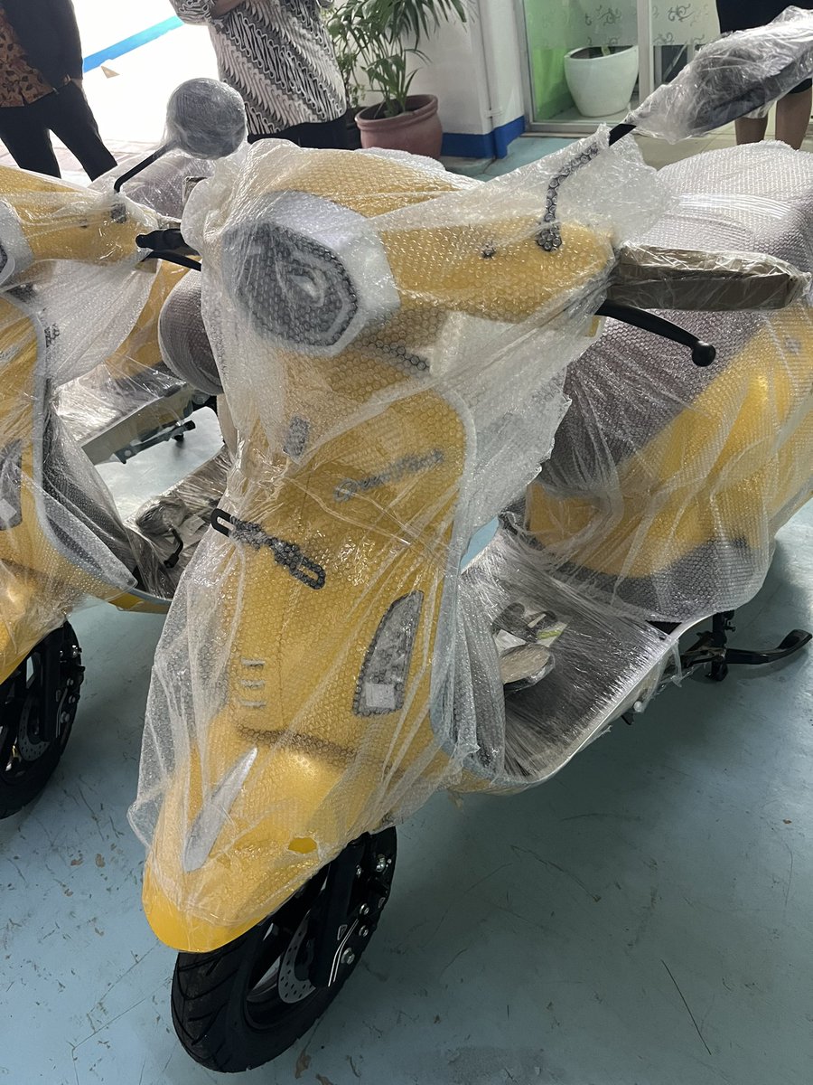 Hnn_m's tweet photo. WTS 1 unit motor listrik GreenTech VP warna kuning, Baru, kondisi dijamin istimewa br keluar dr dealer, surat2 aman. Negotiable.
Alasan dijual : Motor dpt dari doorprize dan udh ada motor.. DM for price https://t.co/ohQNZ5dhsw