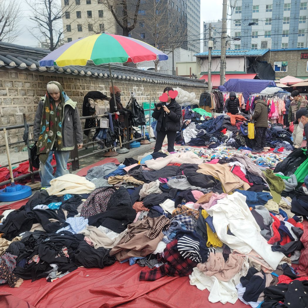 ดูเหมือนแทยงกับมาร์คจะไปถ่ายคอนเทนท์ซื้อเสื้อผ้าแถวสถานีดงมโยด้วยกันค่ะ รอติดตามชมม คุณเขาทำงานหนักจริงๆค่ะ😭 เตรียมอะไรไว้ให้ดูเยอะมากมากก💗

Cr.gimhwonhui8503 

#แทยง #태용 #NCT태용 #TAEYONG