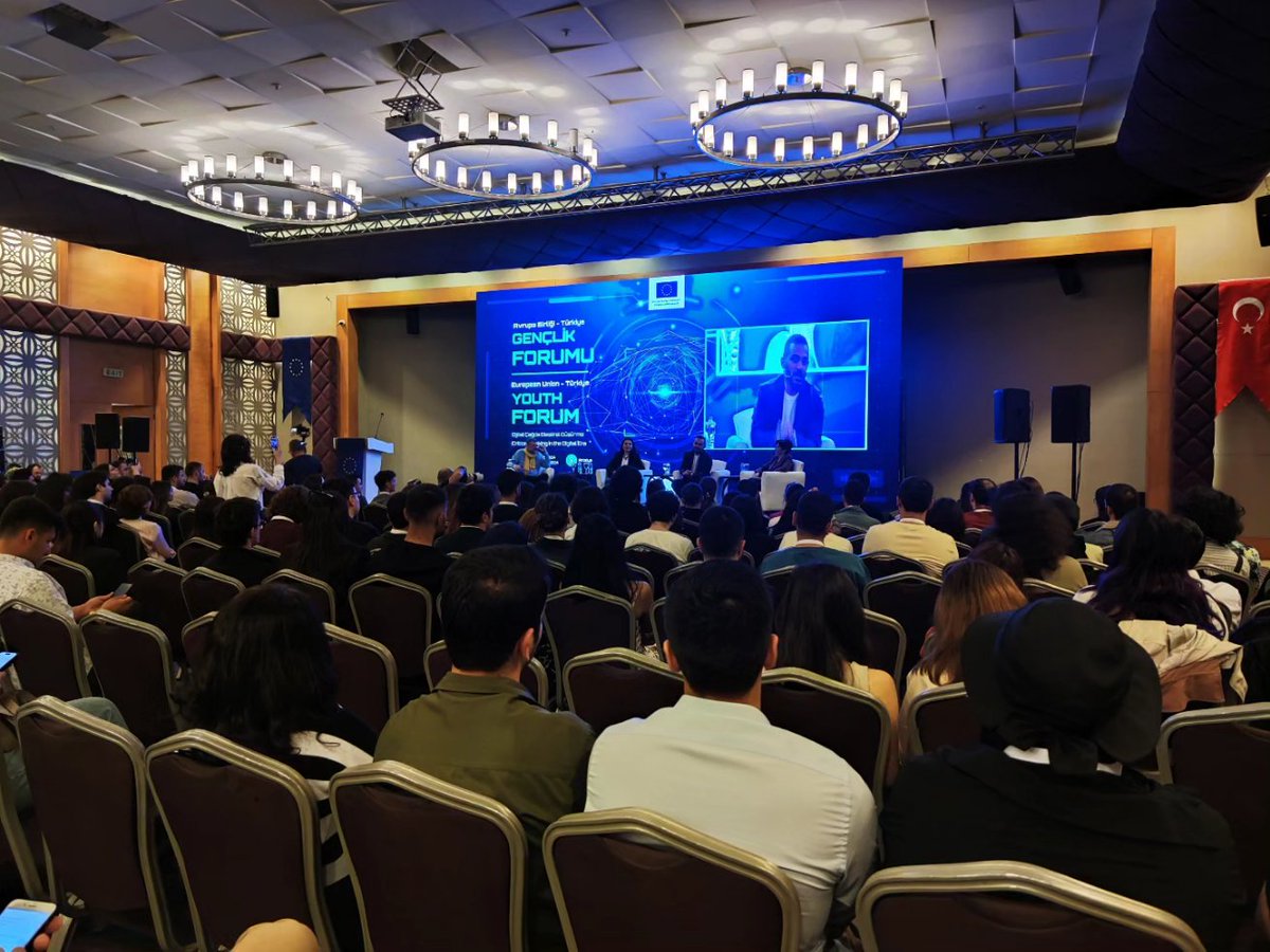 AB-Türkiye Gençlik Forumu Antalya'da DTSO AB Bilgi Merkezi'nin ve Dicle Üniv. 'nden yedi öğrencinin katılımı ile devam ediyor. Gazeteci Özlem Gürses, Psikolog Yazar Beyhan Budak ve akademisyen Doç. Dr. Tirşe Erbaysal Filibeli'nin katıldıı panele gençler yoğun ilgi gösteriyor...