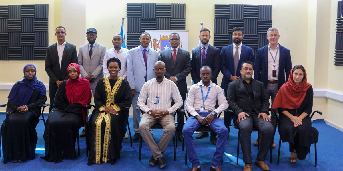 H.E. @HonDrMohelmi chaired a strategic consultation meeting with @WFPSomalia in Mogadishu to discuss ongoing collaboration aimed at strengthening the national social protection systems. Such efforts underscore 🇸🇴’s commitment to ensuring the welfare & stability of its citizens.