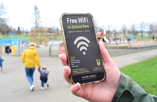 Zetland Park is the area's first 'Smart Park' with free Wi-Fi now available for all visitors. Pop along and log on! falkirk.gov.uk/news/article.a…