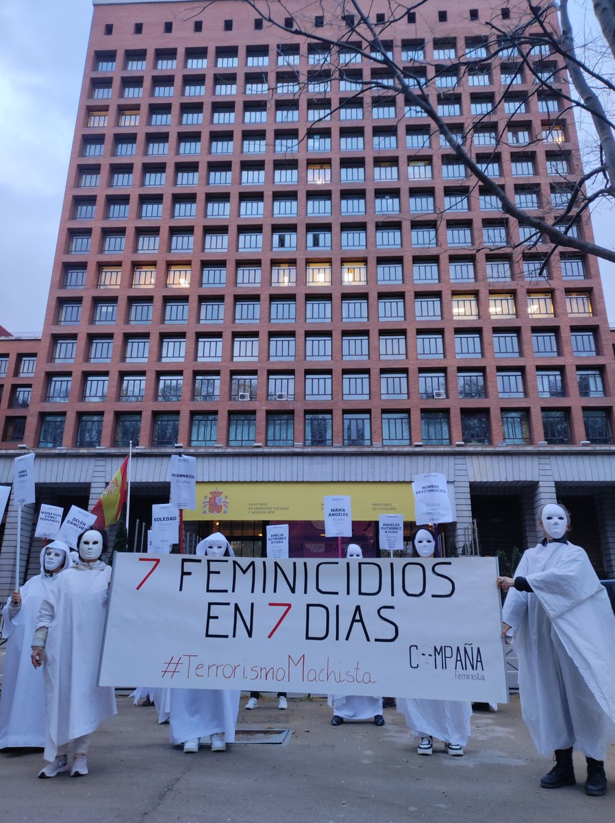 CompanaFemista's tweet photo. Acción urgente ayer x el DRAMÁTICO REPUNTE DE FEMINICIDIOS de los últimos días, junto a @MovFemMad y Foro Madrid
Seguido acto de protesta en los Ministerios de Justicia @justiciagob , Juventud e Infancia @JuventudInfGob e Igualdad @IgualdadGob para reclamar actuaciones inmediatas https://t.co/KFfpA08Try