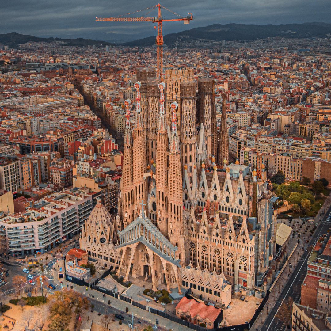 🇪🇸 La Sagrada Familia devrait être terminée en 2026 ! Après 144 ans de travaux et d’interruptions, Esteve Camps, qui a repris le chantier initié par Antoni Gaudí, a annoncé que le bâtiment serait fini d'ici deux ans ! 🛠️ (The Guardian)