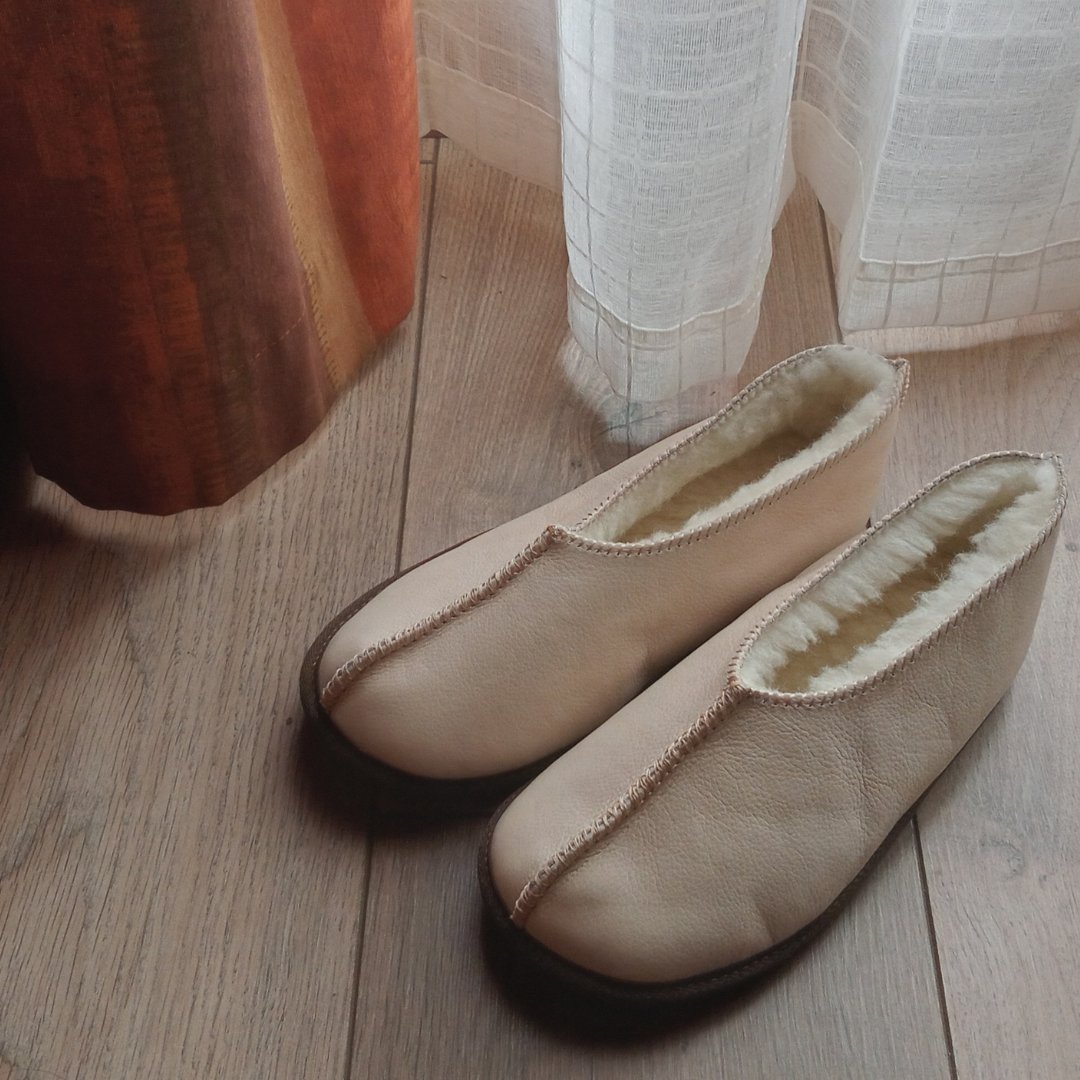 Summer or Winter, keeping your feet warm is a must. So, take our Shloffy with you on your next travel. It’s flexible & easy to pack.
karu.co.za

#KARU #Slippers #TravellingSlipper #Shloffy #WoolInners #SlippersForTravelling #IndoorSlippers #WeekendCompanion