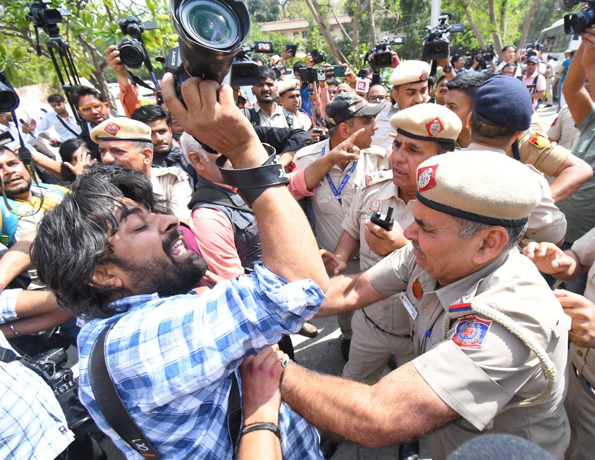 FLASH: Delhi police personnel heckled Photojournalists during the AAP protest at Patel chowk. @DelhiPolice @cp_delhi #AnilBaluniForGarhwal #arvindkejariwal #AAP #ModiKaSabseBadaDarrKejriwal