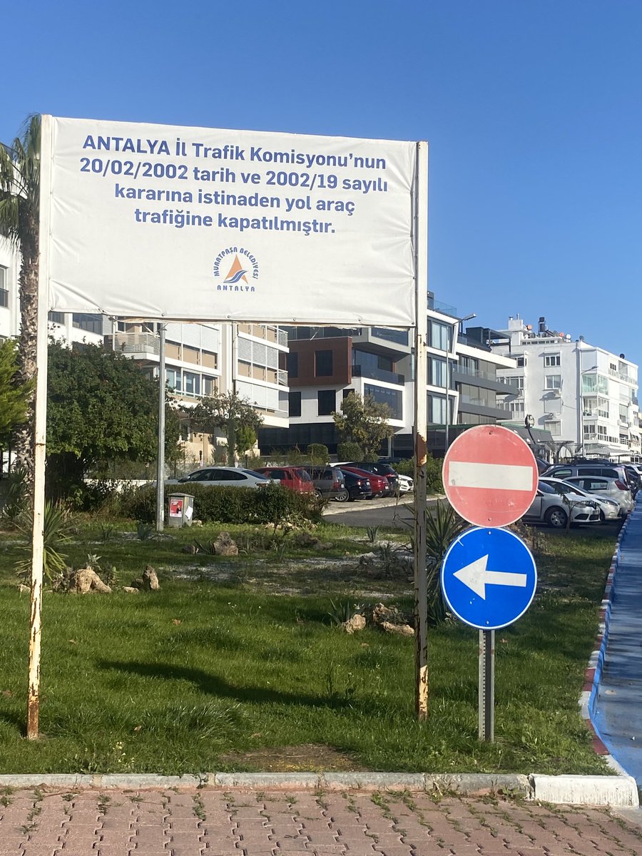 Bambus arkası.. Gördüklerimiz araç değil mi yoksa..Otelin otoparkı olarak kullanılıyorsa plana işlendi mi? Kapalı yolllar kamuya aittir diye biliyorum da..⁦<a href="/MuratpasaBld/">Antalya Muratpaşa Belediyesi</a>⁩