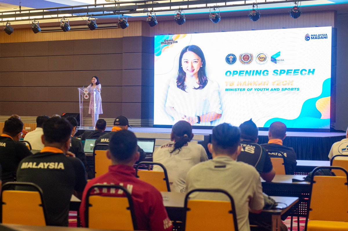 KBSMalaysia's tweet photo. YB Hannah Yeoh, Menteri Belia dan Sukan menyempurnakan Majlis Perasmian 'High Performance Coach Education Series' pada Selasa bertempat di MSN, Bukit Jalil.

Bengkel yang diadakan pada 26 hingga 29 Mac 2024 itu bertujuan untuk mewujudkan budaya prestasi tinggi dalam latihan https://t.co/g0a9rj4kUh