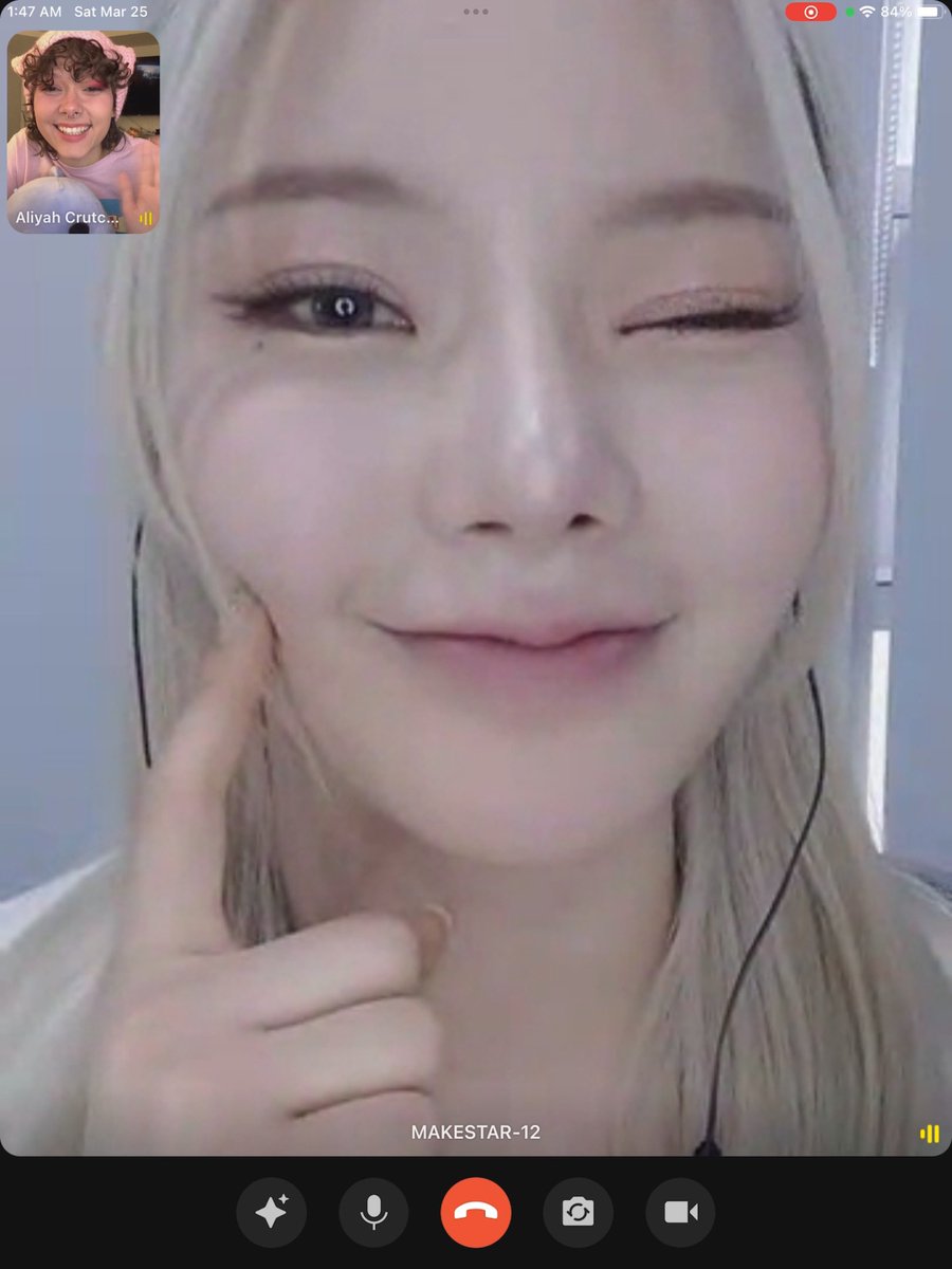 itsinthesugar's tweet photo. It’s officially been 1 year since my video call with fifi and I’m depressed cuz I promised Eunah I would see her when they come to the states
😭 I actually haven’t watched my recording of it cuz I get so embarrassed but I may post some of it 
I’ll always wait for you 3J https://t.co/Vht9St1ebw