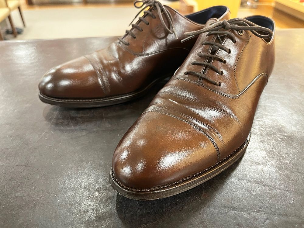 ShoesLife_edit's tweet photo. 汚れが取れなくなってしまったお気に入りの革靴、捨てるのはまだ早いです！
今週のいくみんコラムでは、雨ジミで汚れてしまったCARMINA（カルミーナ）の革靴を、アンティーク風にカッコよく仕上げるお手入れ方法をご紹介します。
ご覧ください♪→https://t.co/TPTy4QePFz

#ShoesLife https://t.co/DDtu5q3apg