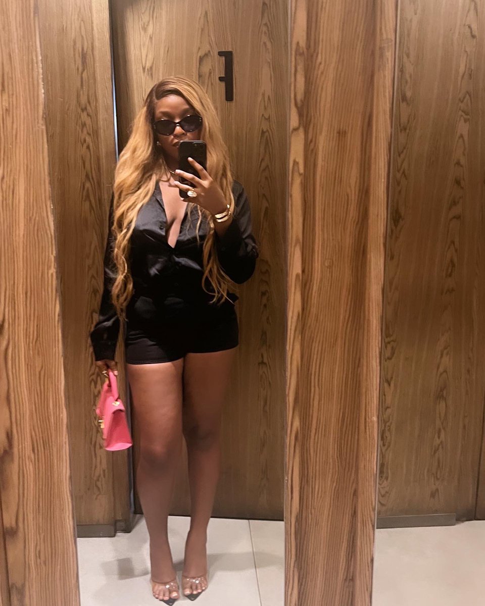 __elleza_'s tweet photo. Black and boujee🖤 https://t.co/XAl7RYuh4f