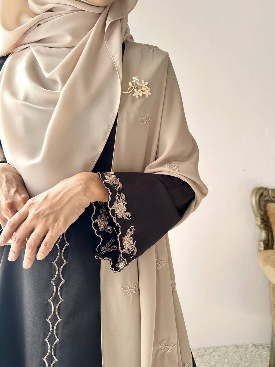 Tahun ni macam ramai nak pakai style macam ni, sulam shawl as selendang 🤎✨