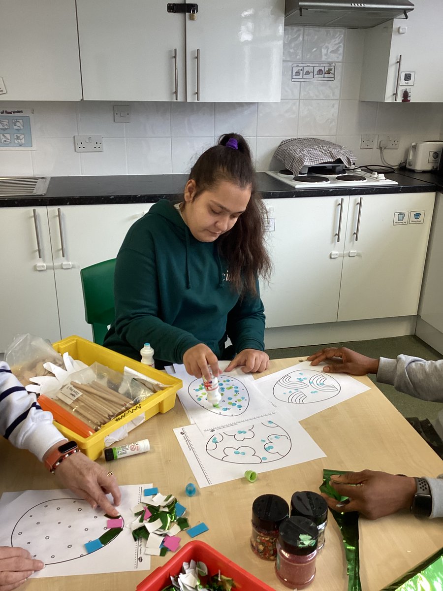 LARavensbourne's tweet image. In Bayley class yesterday, we were decorating Easter eggs. We were using our fine motor skills and enjoyed cutting, gluing and sticking different textures on an Easter egg template. #easter #easterpost #easteractivities #cutting #sticking