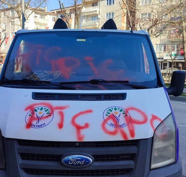 pusholder's tweet image. Bursa'da DEM Parti'nin seçim aracına sprey boya ile 'piç apo' yazıldı.