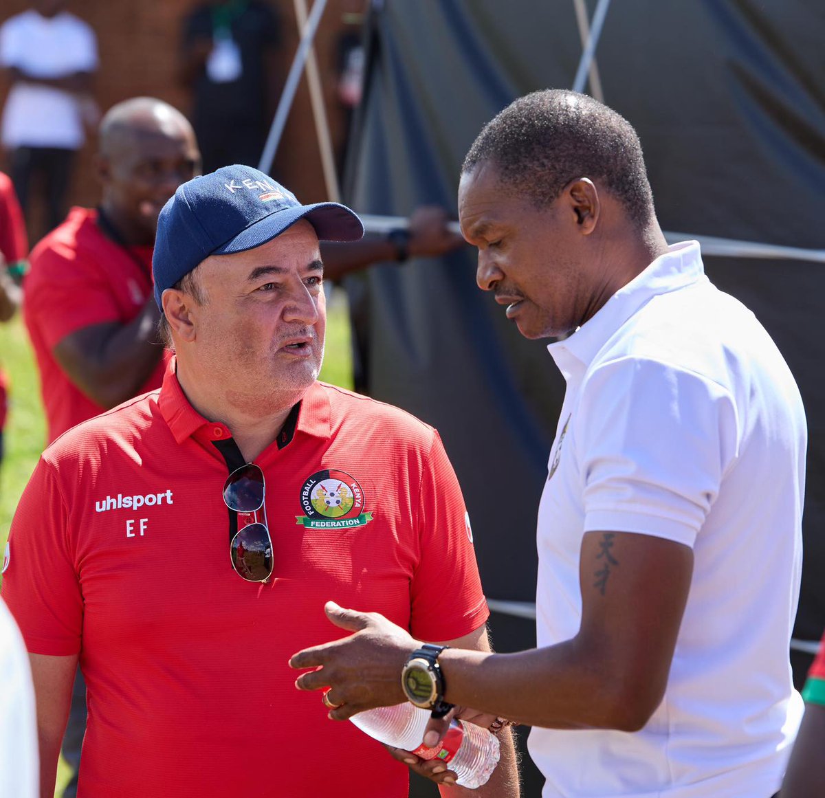 Calm before the storm…
Warriors coach Norman Mapeza enjoys a lighter moment with Kenya coach and friend, Engin Firat.
Mapeza and Firat first crossed paths as players in the Turkish league. Today, they lock horns as coaches.
#bayawabaya
📷: Zimbabwe Football Association