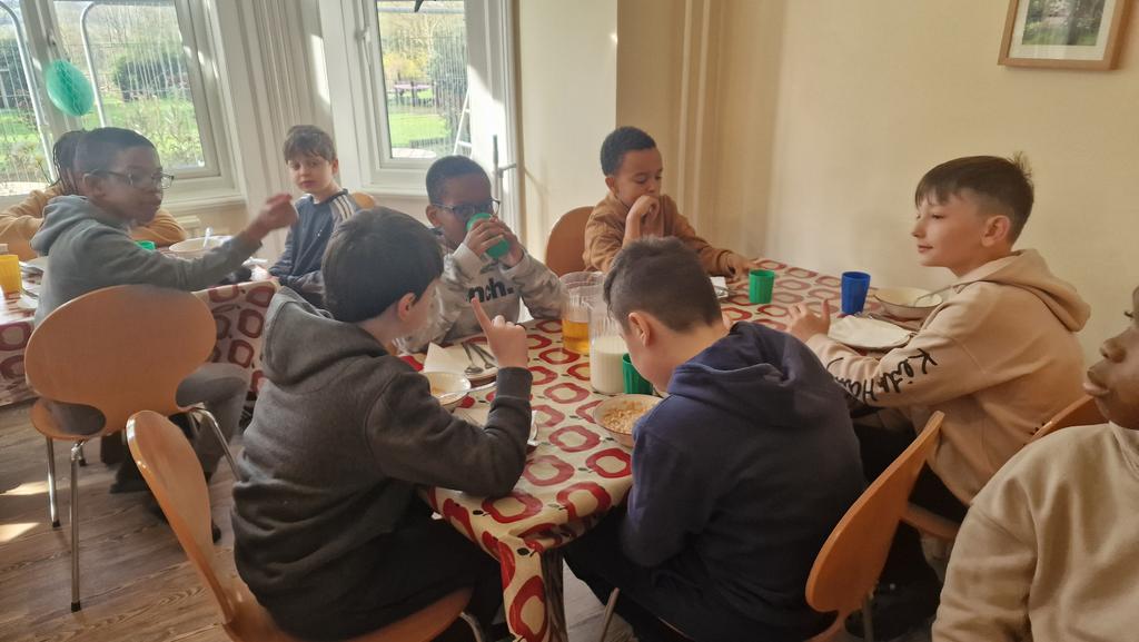 Fueling up with breakfast for a big day ahead! 🥞🍳 The kids are excited to go on their 6-mile hike, followed by some epic den building! Lookong forward to exploring nature together. #BreakfastFuel #AdventureTime #NatureExplorers