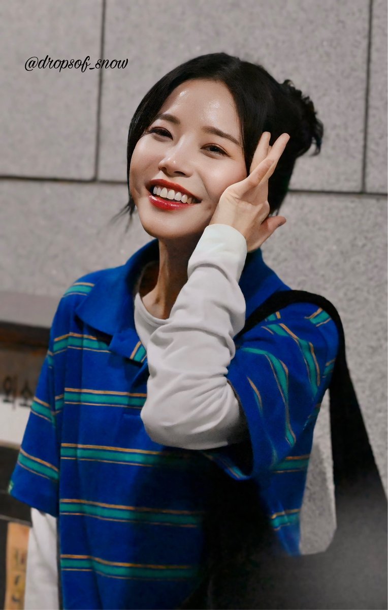 yongsun2da's tweet image. it’s byul’s style, really, but blue suits her like that