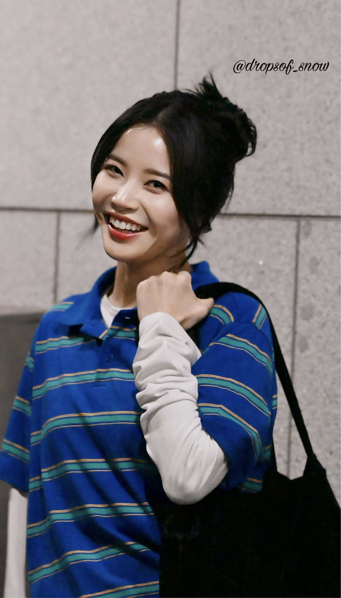 yongsun2da's tweet image. it’s byul’s style, really, but blue suits her like that