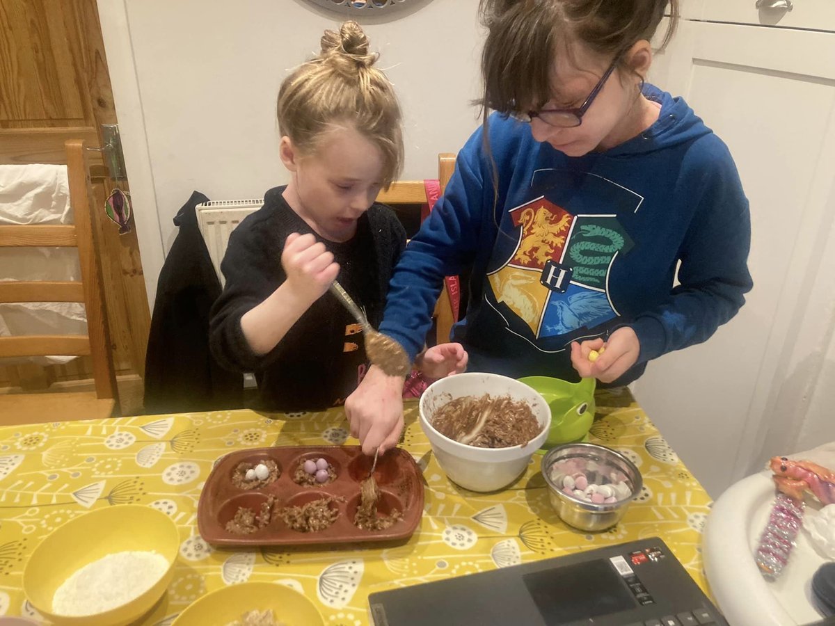 At @childhoodtt we have a great way for siblings of children with NF1 to bond: virtual cookery sessions via Zoom with @AMrsbunthebaker It's not just about food, it's about creating memories, support and lots of chat! 🍳💕 #TogetherStronger @makenoise #NF1