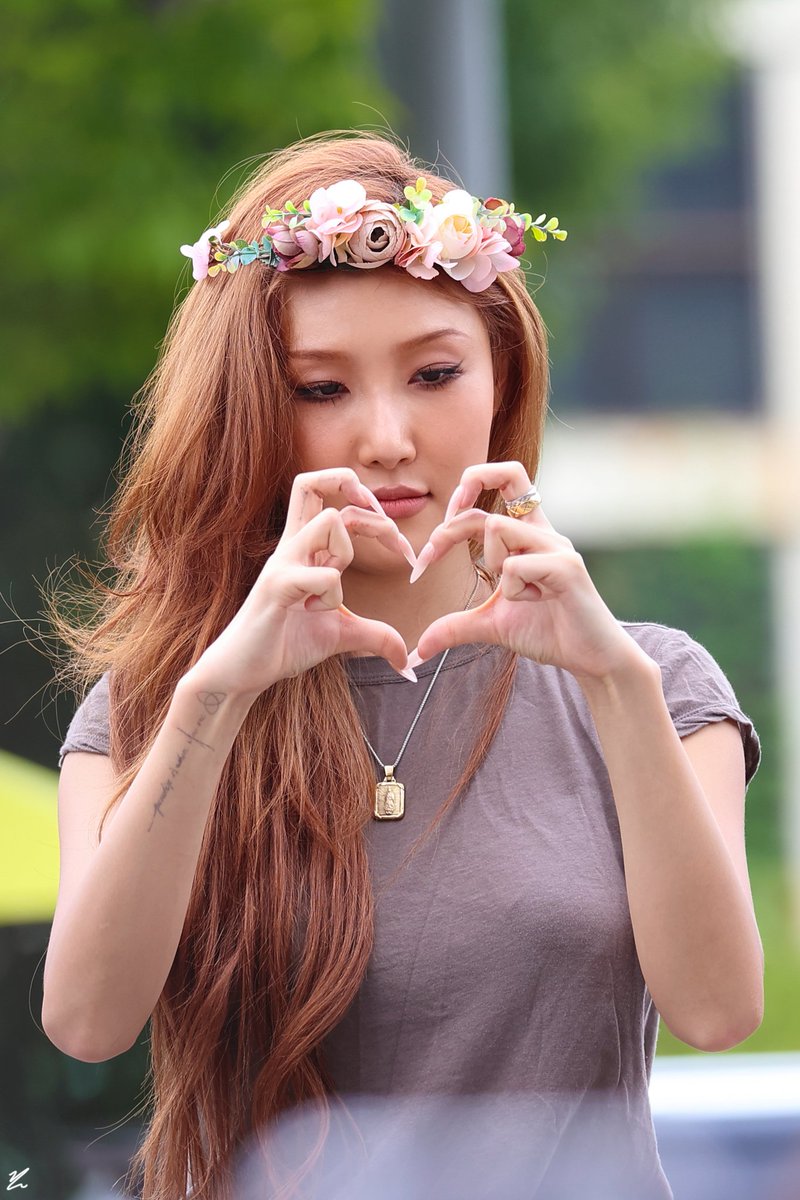 yongsun2da's tweet image. I love this fansign so much, but I wasn’t there.. I cry yeah