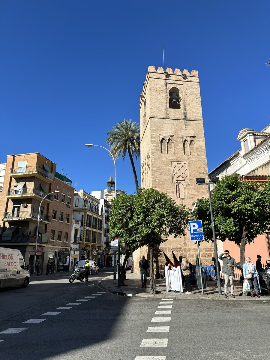 Nazarenos de <a href="/DoloresdelCerro/">Dolores del Cerro</a> bajo el sol de Santa Catalina. Buena estación de penitencia a las hermandades del #MartesSantoSevilla #SemanaSantaSevilla2024
<a href="/elllamadorcsr/">elllamadorcsr</a>
