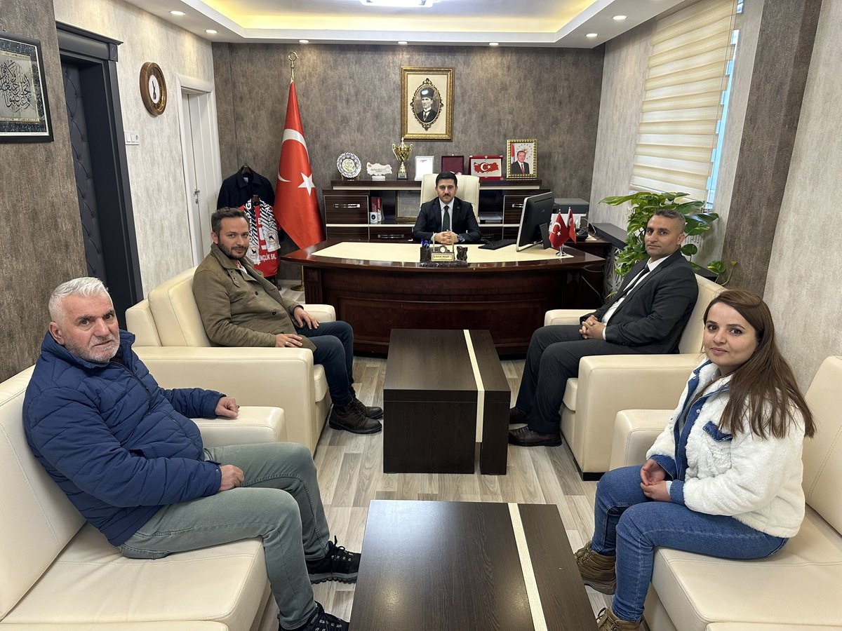 Van Milli Emlak Müdürü Sn. Muhammed Zakir ENSARİ ve Özalp Milli Emlak Şefi Tolgahan SOYLU ve beraberindeki heyetle, Kaymakamımız ve Belediye Başkan Vekilimiz Sn. Rahmi BULUT’a nezaket ziyaretinde bulundu.