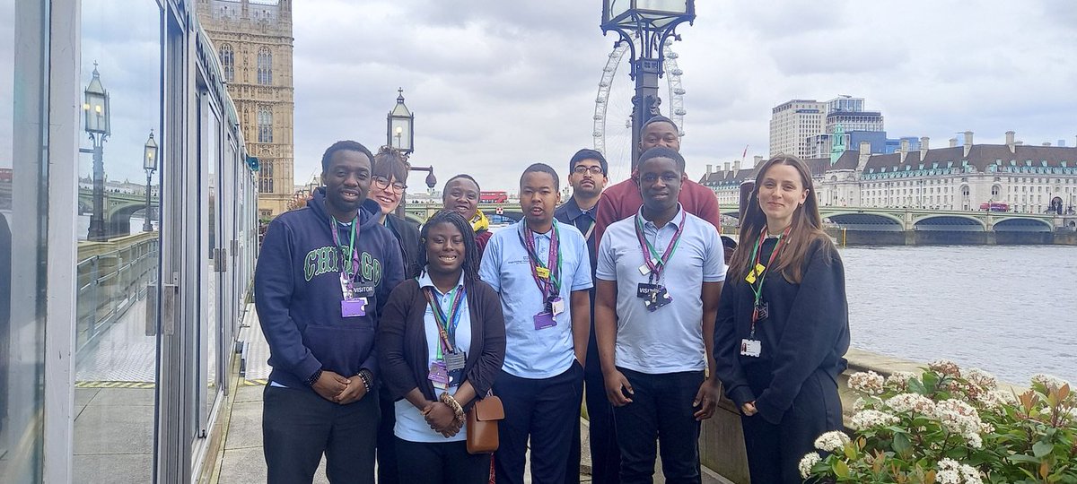 📸 Our brilliant @dfnsearch interns from King's College Hospital attended a Parliamentary Reception yesterday! Their visit was part of a celebration of #NationalSupportedInternshipDay at the House of Commons yesterday morning (25 March) #TeamKings