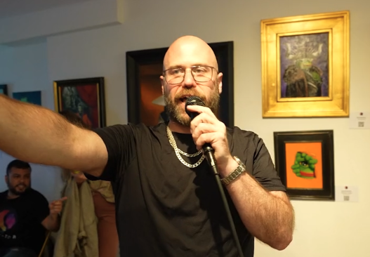 NicolasSierro's tweet image. And PEPECASH song 🐸⛓️🎵🎶 is dank, dance 💃🕺on it after my PEPE statement 🐸🍷🇫🇷from 00:53 of vimeo.com/877310156 . Our great @theog__  in the excerpt pict to tease U (&amp;amp; enthusiastic @AryanJabbari in the back) ❤️🖼️⛓️#RarePepe #FakeRare #PEPECASH