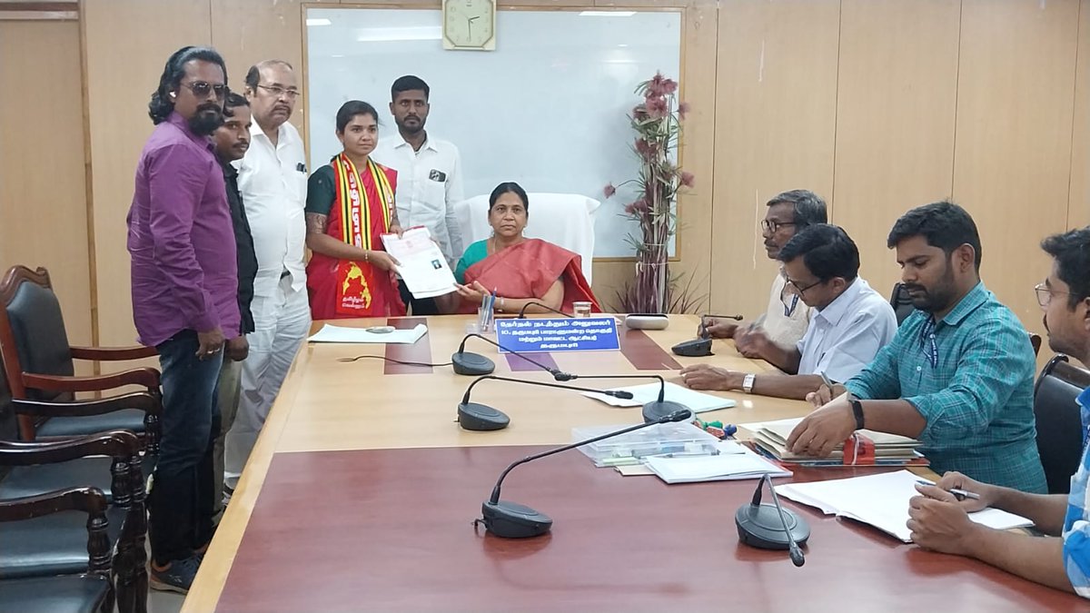 premdevi6401's tweet photo. புலிக்கொடி சூழ...
நாம் தமிழர் பெருமுழக்கத்துடன் ...
வேல் துணை கொண்டு..
செவ்வாய் கிழமை செண்டிமெண்ட் தகர்த்து ...வேட்பு மனு தாக்கல் செய்ய  மண்டல அலுவலகம் அதியமான் குடில் குமாரசாமி பேட்டையிலிருந்து பேரணியாய் 
தர்மபுரி நாடாளுமன்றதொகுதி வெற்றி வேட்பாளர் மருத்துவர்@abinayaponnivalavan https://t.co/fvy5HyC1GU