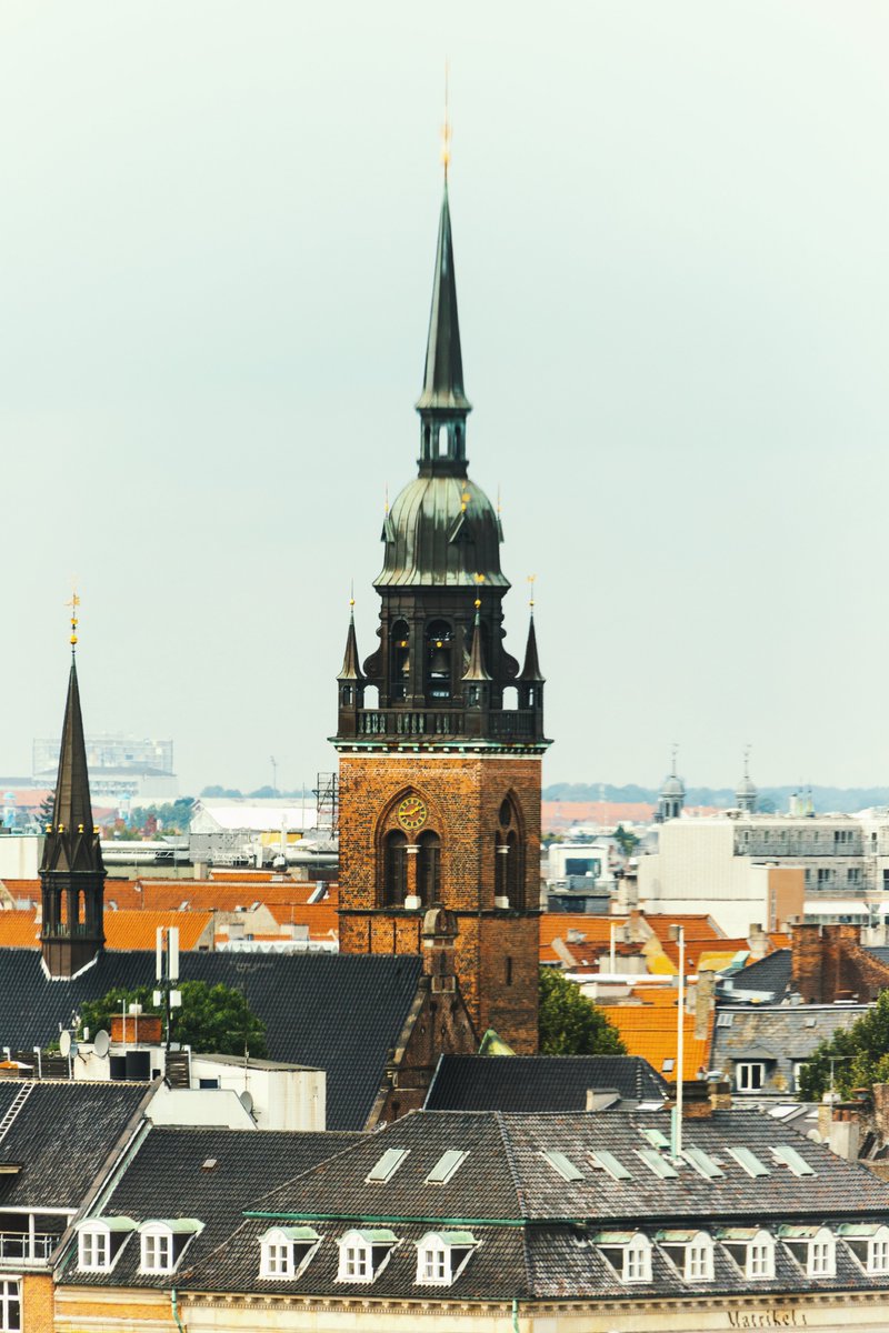 Wonderful view on Helligaandskirken from NHCollection rooftop bar. #storiesofcph #copenhagen #københavn #denmark #danmark #bygning #bymidte #helligaardskirken #arkitektur #architecture #church #kirke