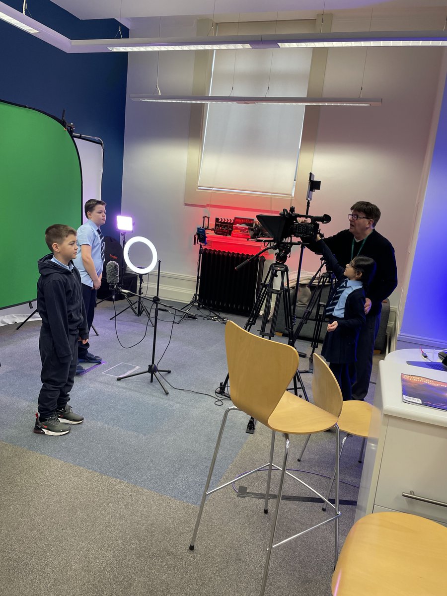 Some of our School Street Team visited the City Chambers yesterday to edit their advert in the fabulous editing suite! @GlasgowCC #GCCRoadSafety