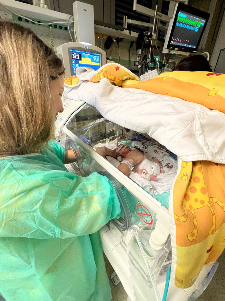 1/ Stala jsem se mámou 9 týdnů před termínem porodu po abrupci placenty. Jonáškovi pak praskla plíce, byl na ventilátoru, strávili jsme 11 dnů na JIP a teprve po 4 dnech jsem si na něj mohla na pár vteřin sáhnout. Po 6 dnech jsem ho měla na hodinku na sobě. 👇🏻