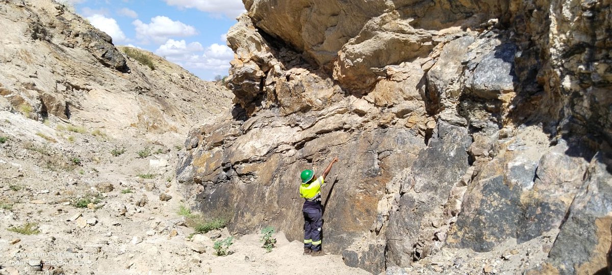 💥Larisoro Manganese Mine 🇰🇪
Closeup of the ore with Joy (Geologist) pointing at the top of the ore body.
✅Visible and outcropping surface manganese mineralisation

#MARU #Batterymetals #Kenya #Manganese