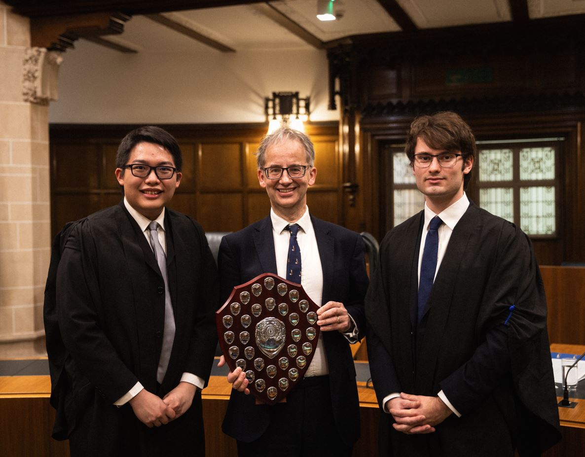 Congratulations to first year students Jack Morgan (Tripos Law affiliate programme) and Zachary Yong (Tripos Law) who won Best Mooting Team at the @UKSupremeCourt in London on Thursday 14 March. Read the full news story here: bit.ly/3Pyo6BF @Cambridge_Uni #studylaw