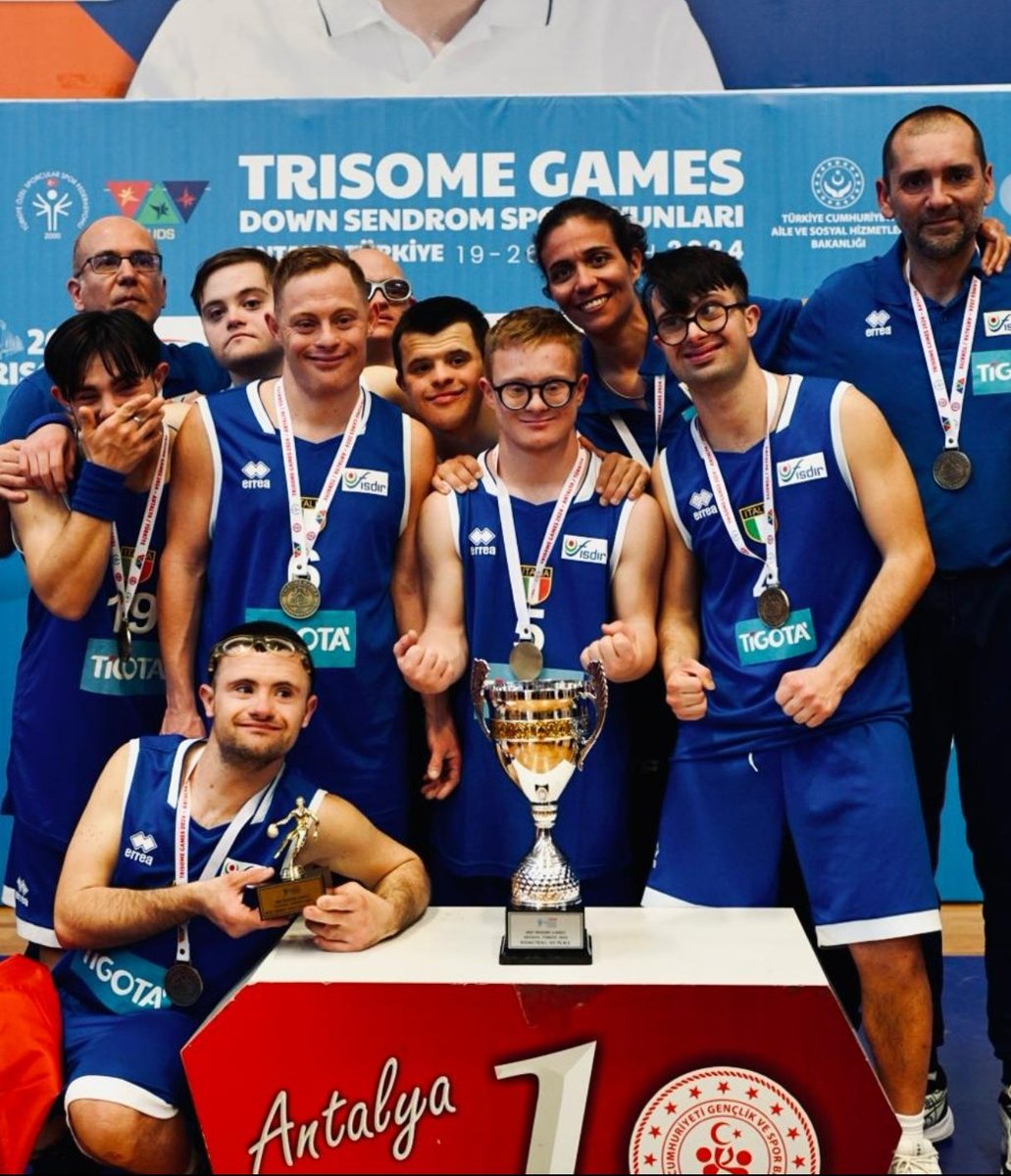 LA NAZIONALE DI #BASKET CON SINDROME DI DOWN VINCE ANCORA

Ennesima vittoria della #Nazionale che porta a casa l'oro ai Suds Trisome Games di Antalya.
Siamo orgogliosi di questo risultato e dei nostri fantastici #Atleti