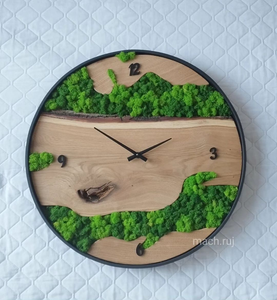 NHodiny's tweet photo. Představujeme 🕰👍
Designové hodiny z ručně opracovaného dubového masivu a stabilizovaného mechu, který nevyžaduje žádnou péči.

Výrobce:
https://t.co/QA5CPcc0mC

#hodiny #dárek #slovensko #clockart #art #nastennehodiny #homedecor #forhome #home #luxury #luxuryclock #mech https://t.co/0WtGnMzHzW