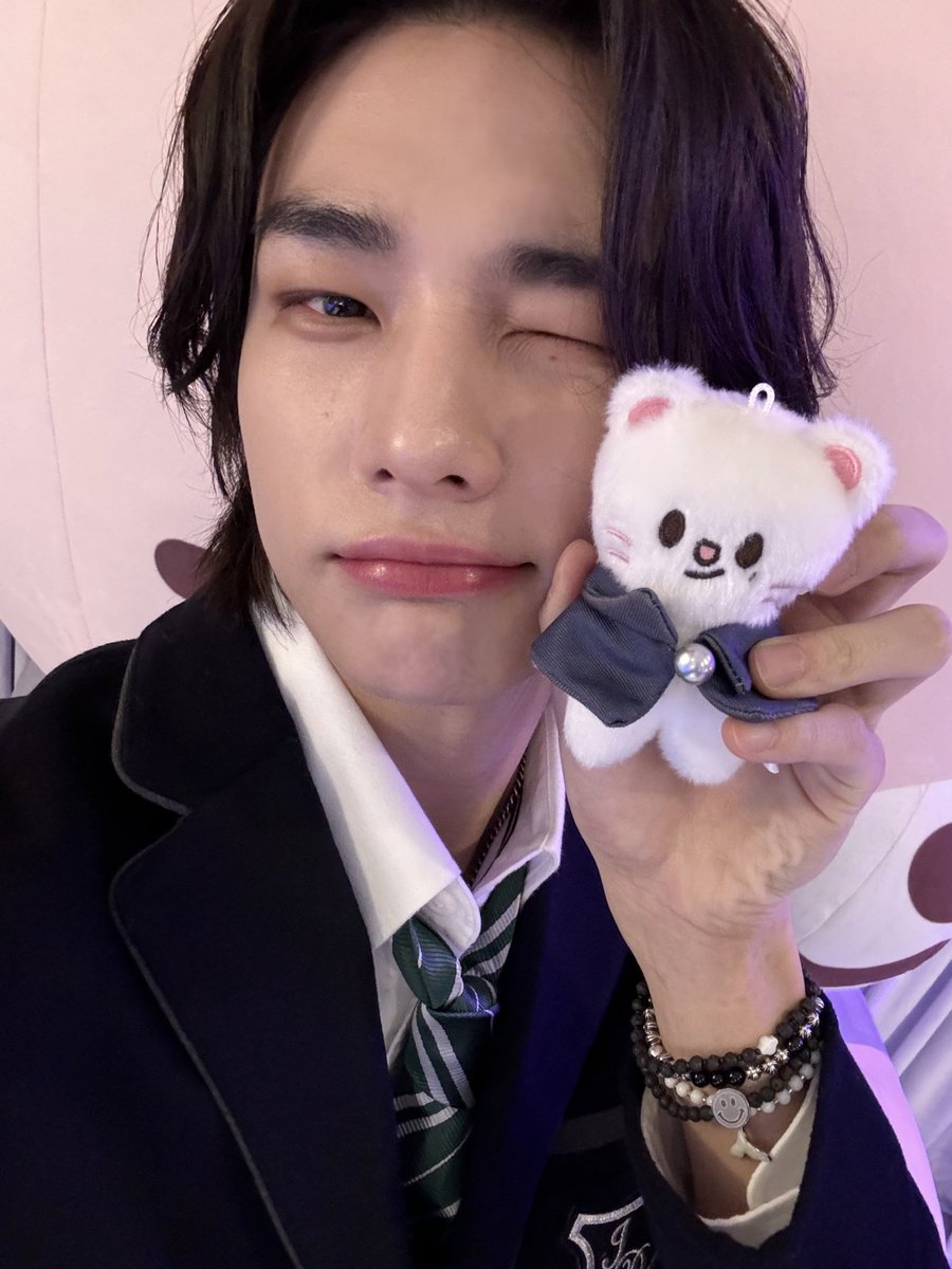 hwgflx's tweet photo. HYUNJIN WITH JINIRET😭💖 https://t.co/zqnSnZMNBd