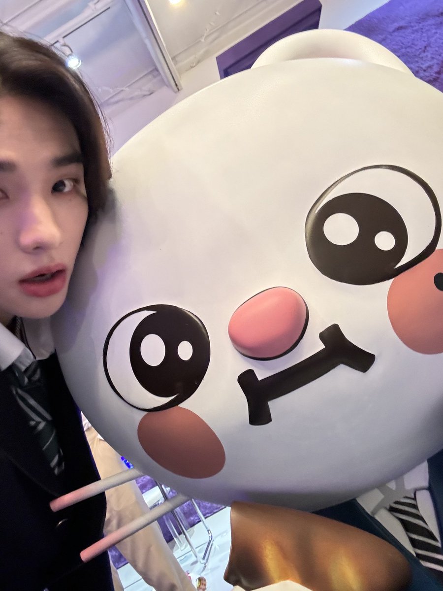 skzwithstay8's tweet photo. 🥟- 🌱 
[260324] 6:52 PM KST

*PICTURES

No but the jiniret that’s eating is so cute https://t.co/wS0MaY54Ab