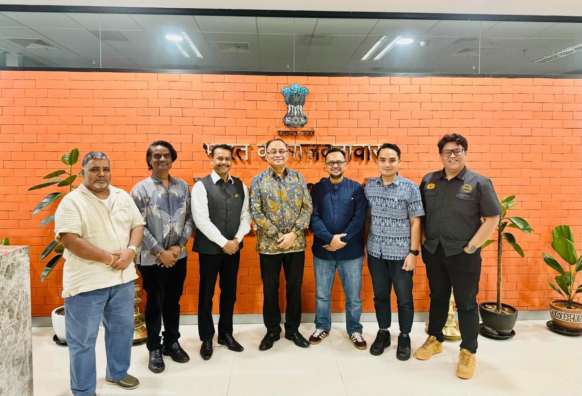 IndianEmbJkt's tweet photo. Mr Anas Alimi, Founder PT Rajawali Indonesia, promoter of Prambanan Jazz 2024, along with his team met with Ambassador to discuss special musical show by Grammy Awards Winner Mr AR Rahman. The special show will be held on 6th July at Prambanan Temple.
#75thIndiaIndonesia https://t.co/I8opt0srMP