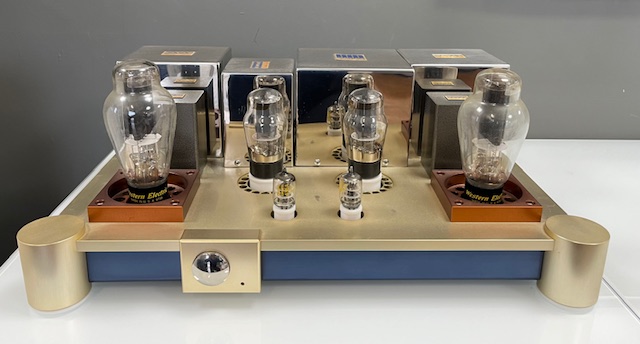 castlesoundvis's tweet image. We have some very special and ultra rare vintage amplification in the shop today.
The legendary WAVAC EC-300B valve power amp and the stunning Klyne Audio Arts System 7 pre amp..
Both are for sale- price on application.
#vintagehifi #valveamplifier #preamplifier #nottingham
