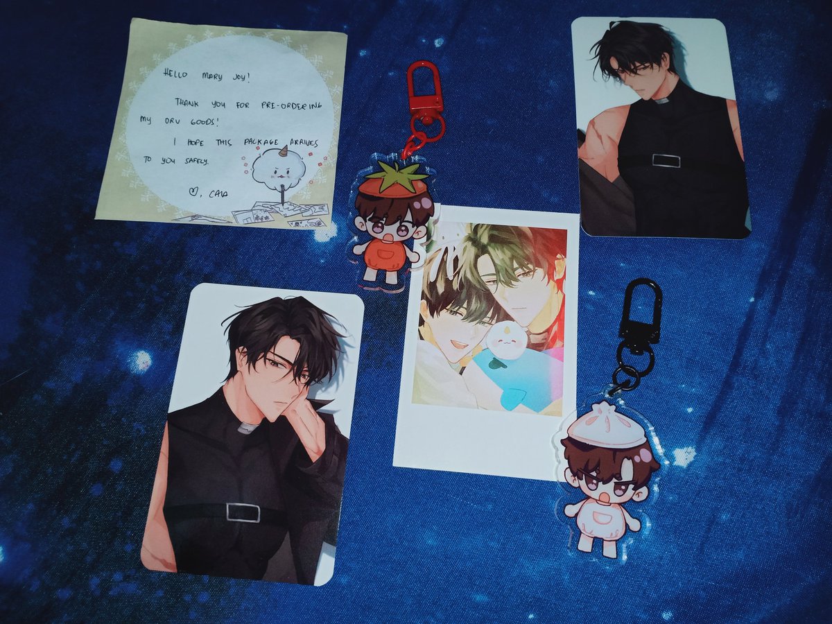 Pre-ordered #ORV merch from @fortyffirst finally arrived! Aaaaa I really love your art style! I will eat your art 😆 Thank you so much for the free #joongdok polaroid! I already got the version with “Merry Christmas” written from last CosMatsu, so this is a nice variation. 💖