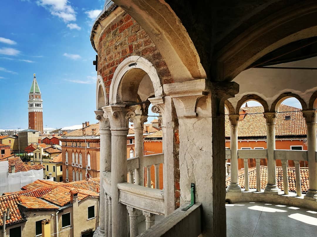 A secret Renaissance spiral staircase awaits you in Venice. 🗺️ On your next trip, look for the beautiful Scala Contarini del Bovolo and its panoramic view close to Campo Manin. ▶️ bit.ly/3vpf17f 📍@veneziaunica 📷 IG fasonic #venezia #scalacontarinidelbovolo