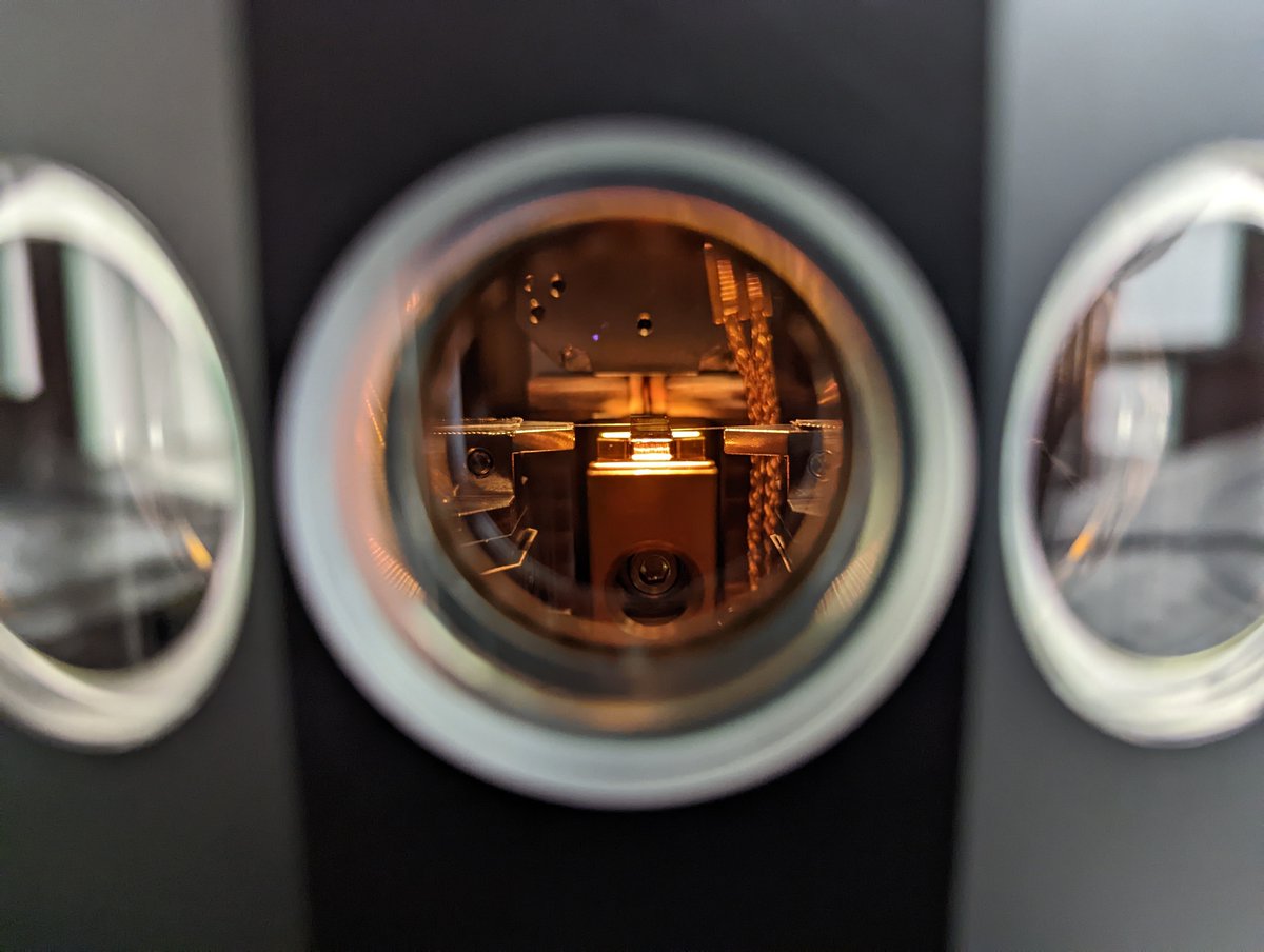 We have 2 PhD open positions @ETH_en @ETH_physics. Apply soon and join us! 📌PhD student in nonlinear optics for analog computing jobs.ethz.ch/job/view/JOPG_… 📌PhD student to work on waveguide integrated single photon detectors jobs.ethz.ch/job/view/JOPG_…