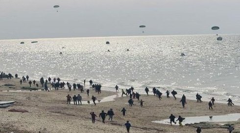الفواجع والصدمات مستمرة؛ ما زال هناك طرق جديدة للموت في غزة.

تم الاعلان عن استشـ٨ـاد 12 مواطن غرقاً في البحر أثناء استلام المساعدات.