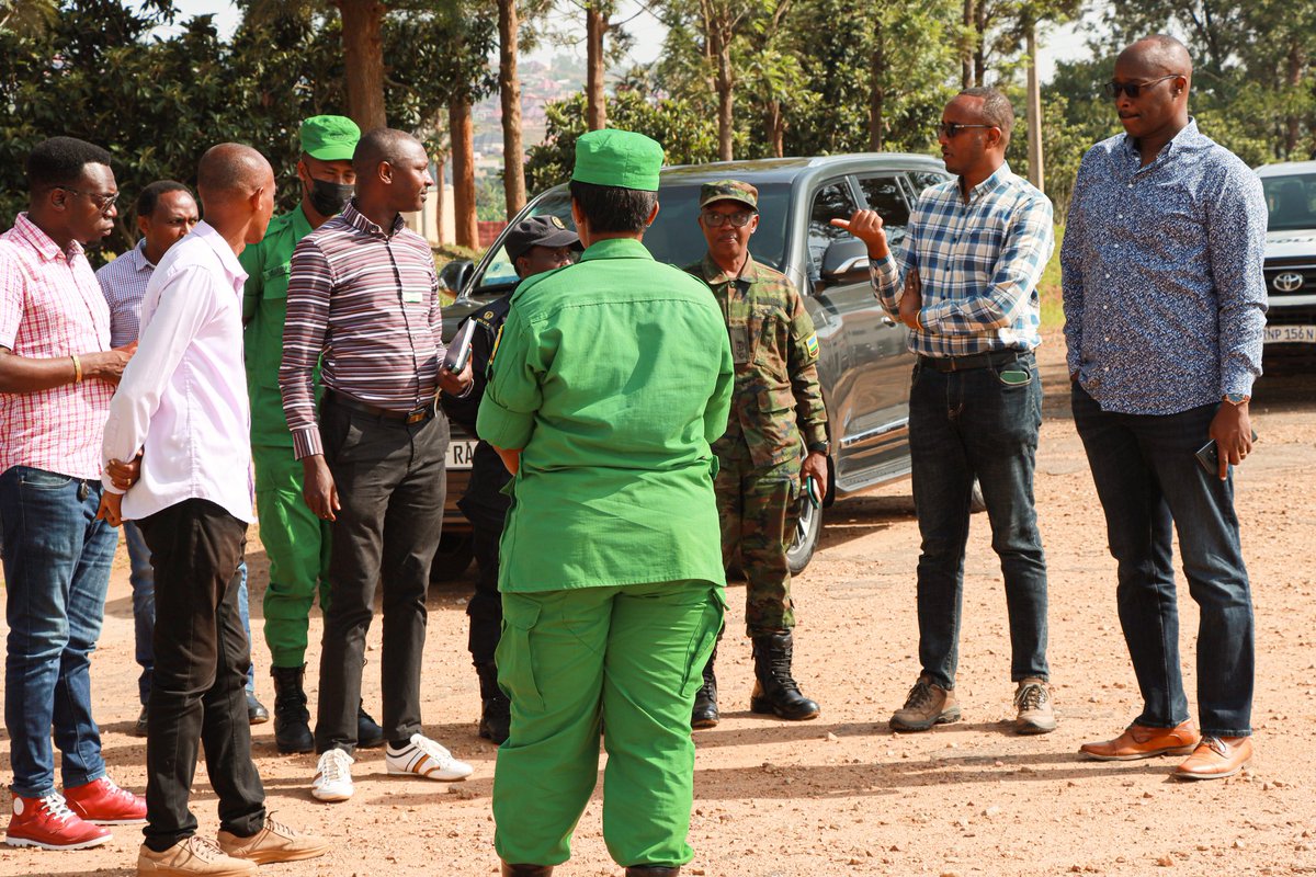 Mu gitondo cyo kuri uyu wa Kabiri, Guverineri Rubingisa @PudenceR ari kumwe n'Umuyobozi wa @BugeseraDistr, Mutabazi Richard, inzego z'umutekano n'abashinzwe isuku n'isukura, bakoze ubugenzuzi bw'isuku n'isukura ku Muhanda Karumuna-Nyamata-Nemba muri gahunda ya 'Smart Bugesera'