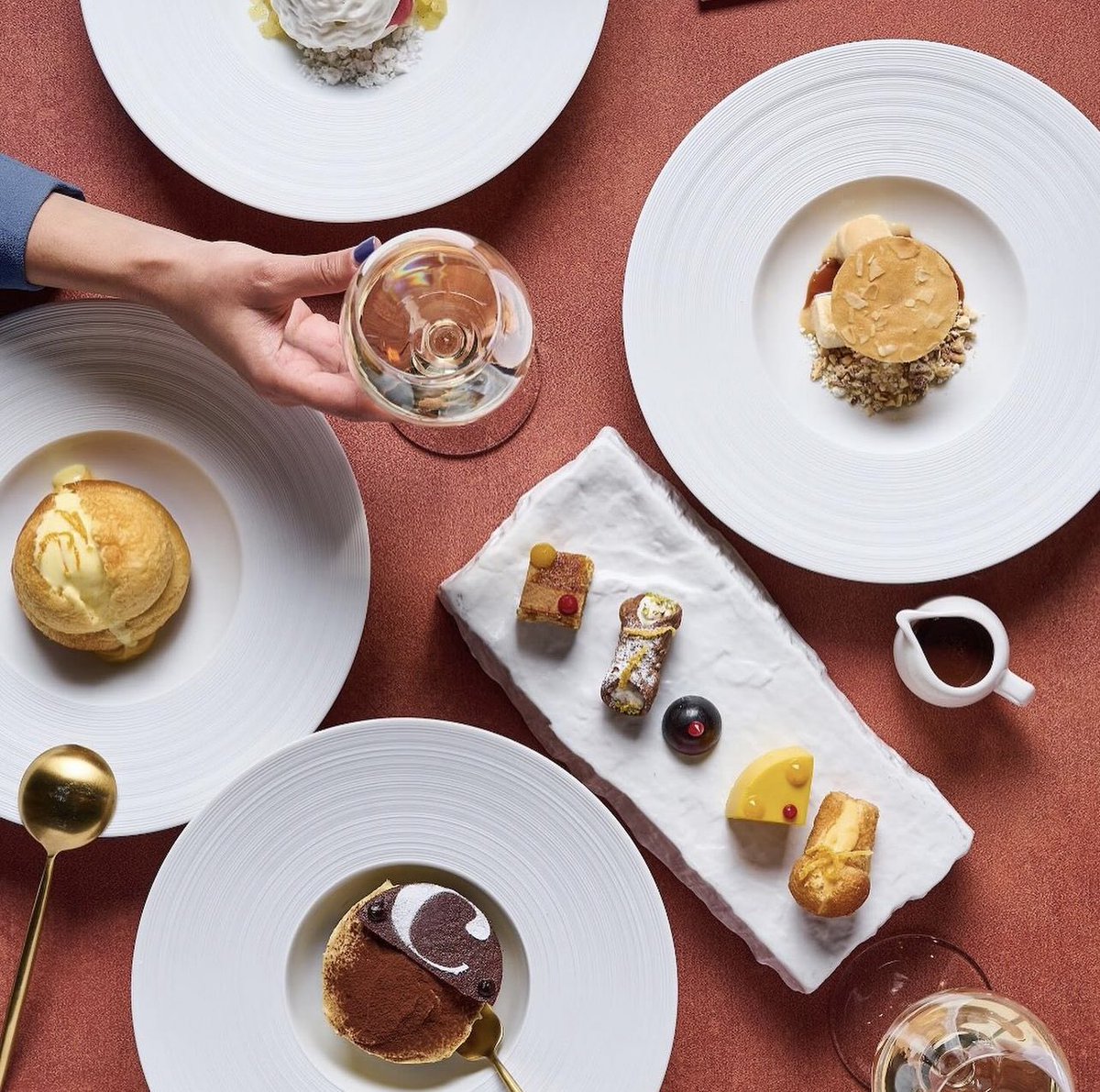 Life is all about balance, so don’t forget to treat yourself to a little Italian dolce  at Cinque, FIVE Palm Jumeirah 🍭

For bookings, call +97144559989

#fivepalm #italianrestaurant #diningindubai #cinquedubai